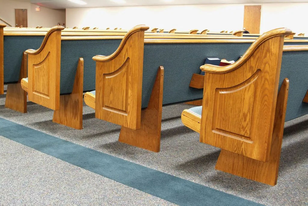 Kivett’s craftsmanship: floating pew detail